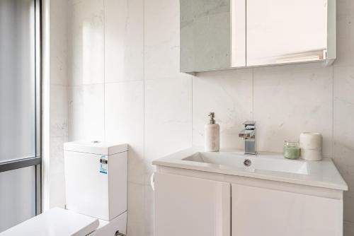 Spacious 3 Bed 2 Bathroom Apartment With Parking