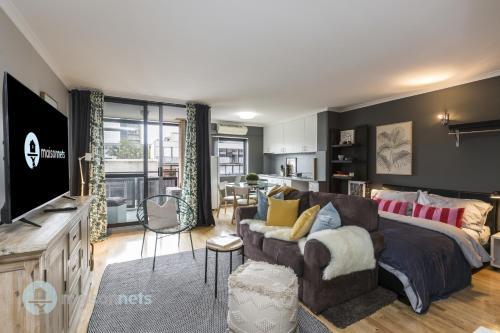 Apartamento Roomy Studio With Balcony & Parking