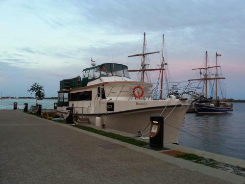 Bed & Breakfast Making Waves Boatel