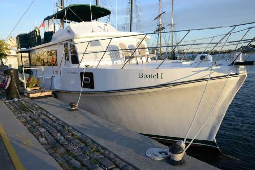 Bed & Breakfast Making Waves Boatel