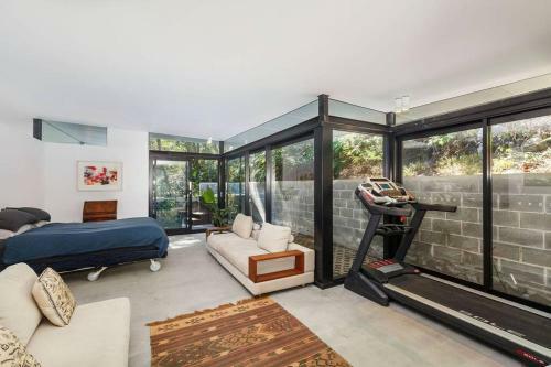 Luxurious Architectural House In Clareville