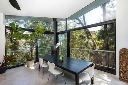 Luxurious Architectural House In Clareville