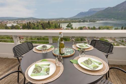 Annecy Lake, Luxury Top Floor Apartment