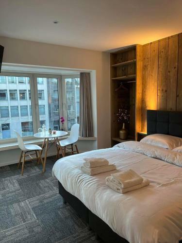 Bed & Breakfast Grote Kamer In Brugge Centrum Met Badkamer !