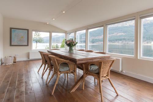 Rossmay House - 4 Bedroom Scottish Villa With Waterfront / Mountain Views