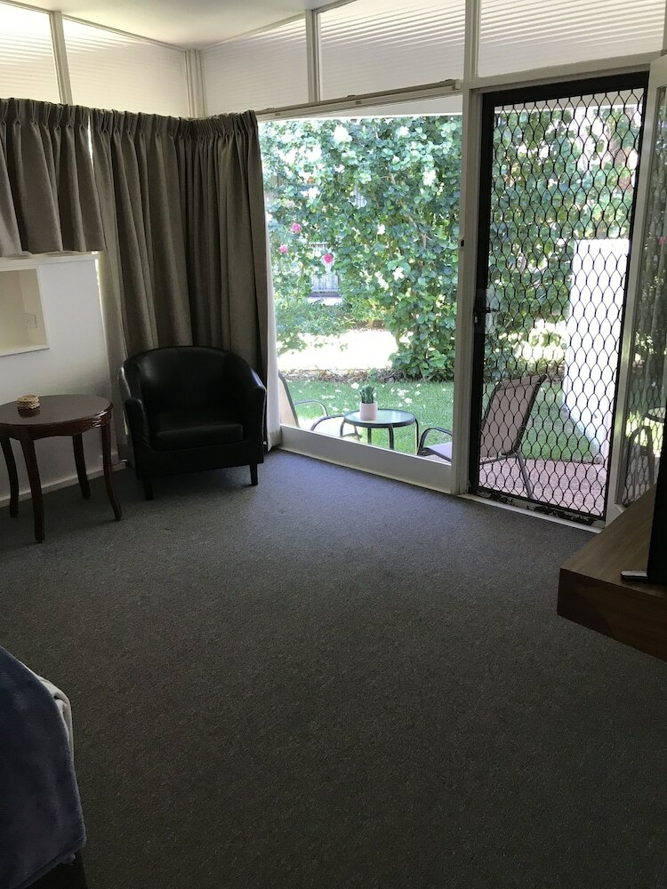 Ocean Breeze Motel