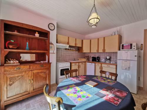 G�te Ceyssac, 3 Pi�ces, 4 Personnes - Fr-1-582-95