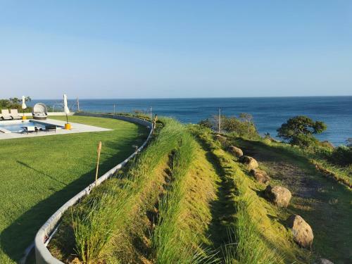 Bed & Breakfast Ocean Breeze Cove - Luxury Retreat