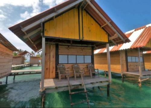 Guna Yala Caba�as Sobre El Mar Ba�o Compartido
