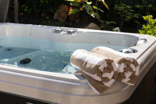 Mediterranean Villa Close To Papamoa Beach With Spa Pool