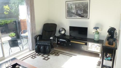 Modern Self Contained Apartment In Riverhead
