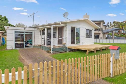 Kopu Cottage - Raglan Holiday Home