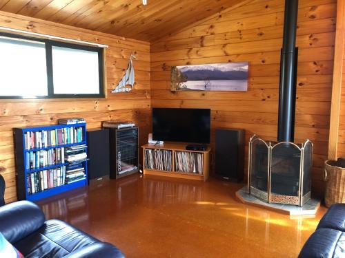 Magic Waterfront Home, 3 Br W/ Private Bay