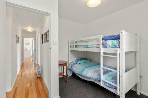Beach Breeze Oasis - Raglan Holiday Home