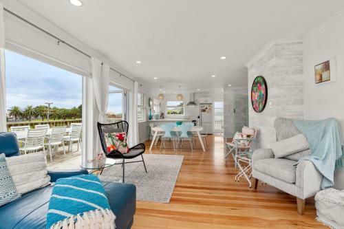 Beach Breeze Oasis - Raglan Holiday Home