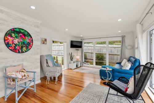 Beach Breeze Oasis - Raglan Holiday Home