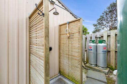 Beach Breeze Oasis - Raglan Holiday Home