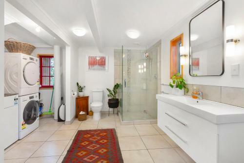 Tui Song Lodge - Raglan Holiday Home