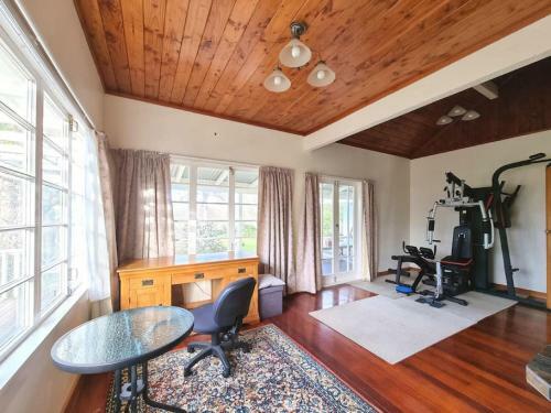 Wonderful 3br House With Spacious Gardens - Wifi