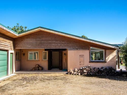 Golden Paradise - Rangihaeata Holiday Home