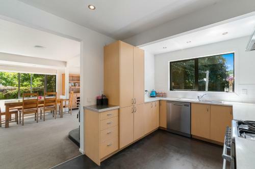 Cosy On Kowhai - Wanaka Holiday Home