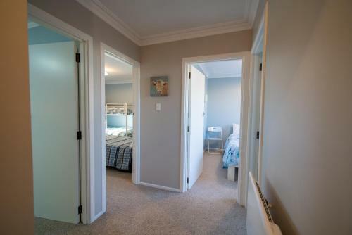 Sutherland Cottage - Te Anau Holiday Home