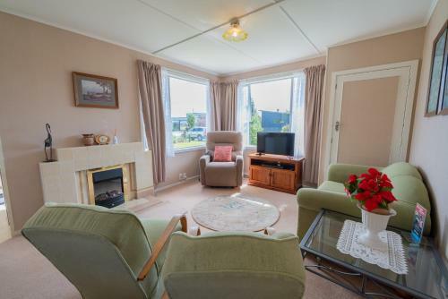 Rustlein Cottage - Te Anau Holiday Home