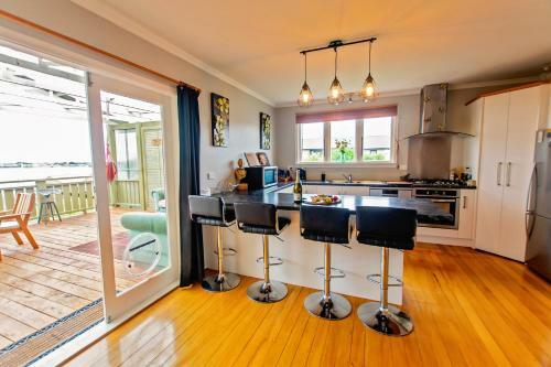 Chime Cottage - Riverton Holiday Home