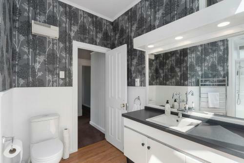 The Lakeview Lodge - Taupo Holiday Home