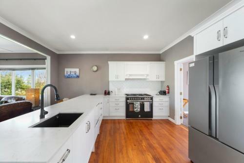 The Lakeview Lodge - Taupo Holiday Home