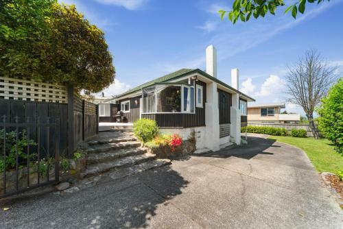 The Lakeview Lodge - Taupo Holiday Home
