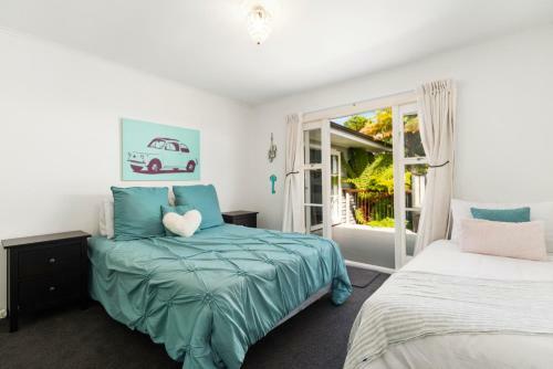 Stroll To The Lake - Acacia Bay Holiday Home