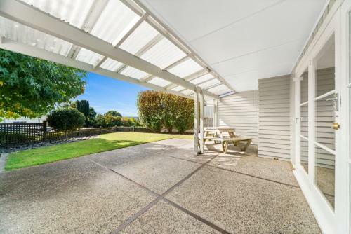 Stroll To The Lake - Acacia Bay Holiday Home
