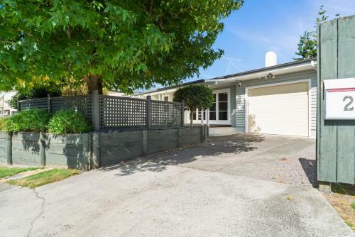 Stroll To The Lake - Acacia Bay Holiday Home