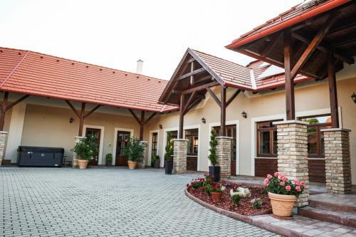 Hostal Szarvas Apartman - Jakuzzis Vend�gh�z M�ny