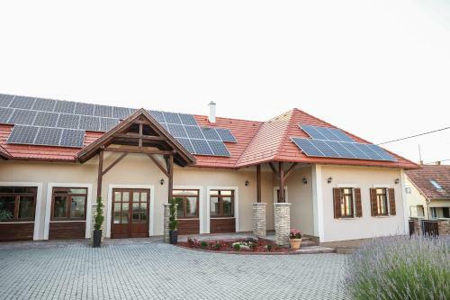 Hostal Szarvas Apartman - Jakuzzis Vend�gh�z M�ny