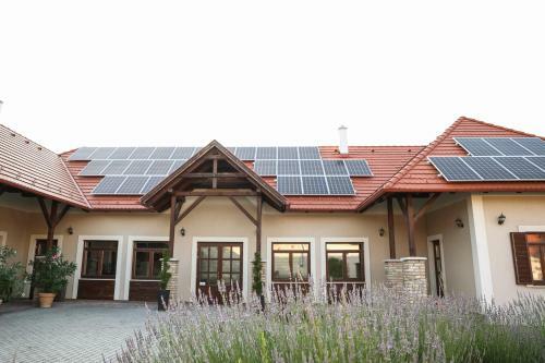 Hostal Szarvas Apartman - Jakuzzis Vend�gh�z M�ny