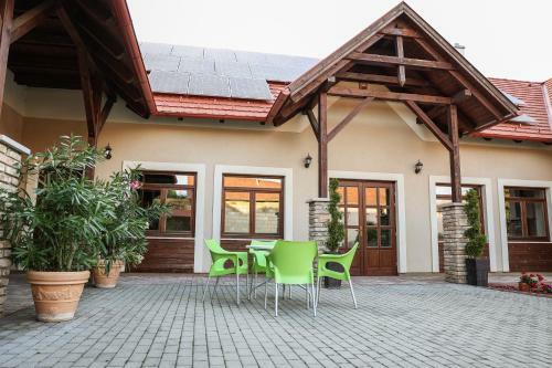 Hostal Szarvas Apartman - Jakuzzis Vend�gh�z M�ny