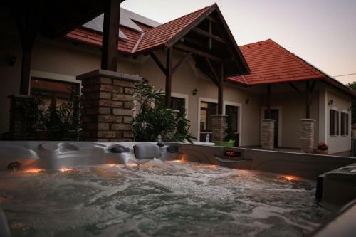 Hostal Szarvas Apartman - Jakuzzis Vend�gh�z M�ny