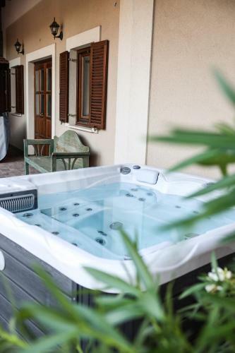 Hostal Szarvas Apartman - Jakuzzis Vend�gh�z M�ny
