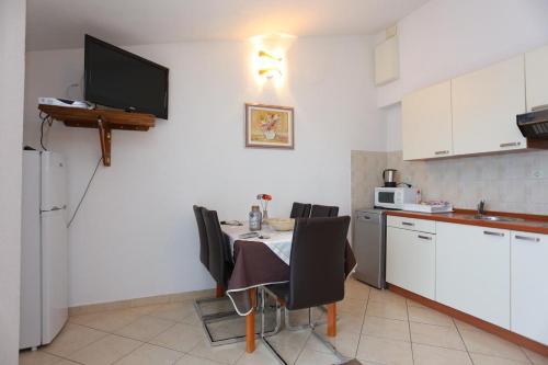 Apartments With A Parking Space Makarska - 15763