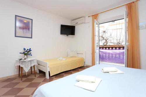 Apartments With A Parking Space Makarska - 16450