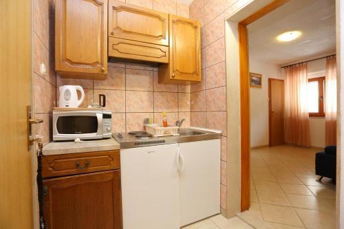 Apartments With A Parking Space Makarska - 16450