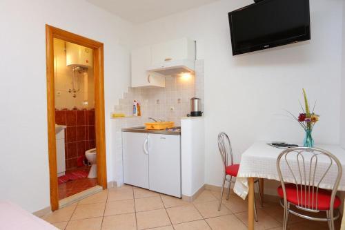 Apartments With A Parking Space Makarska - 16450