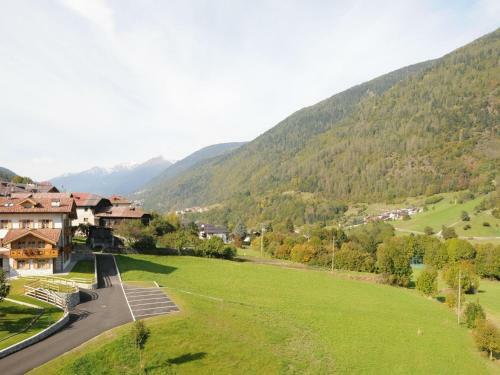 Charming Apartment In Commezzadura With Garden
