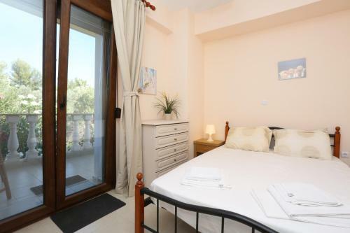 Villa Argo 3 - Beachfront, Big Gardens, Location!