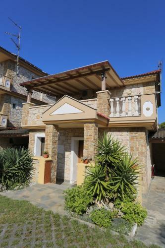 Villa Argo 3 - Beachfront, Big Gardens, Location!