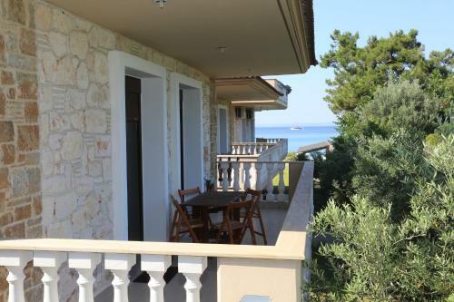 Villa Argo 2 - Beachfront, Big Gardens, Location!