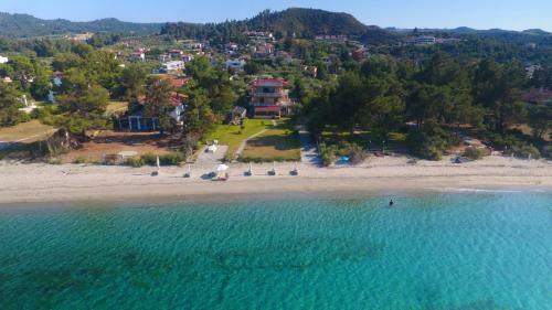 Villa Argo 2 - Beachfront, Big Gardens, Location!
