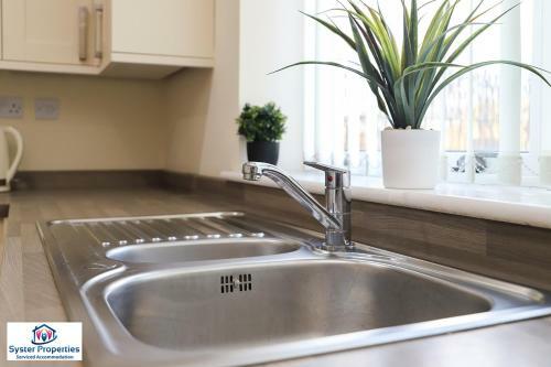 Syster Properties Serviced Accommodation Leicester 5 Bedroom House Glen View